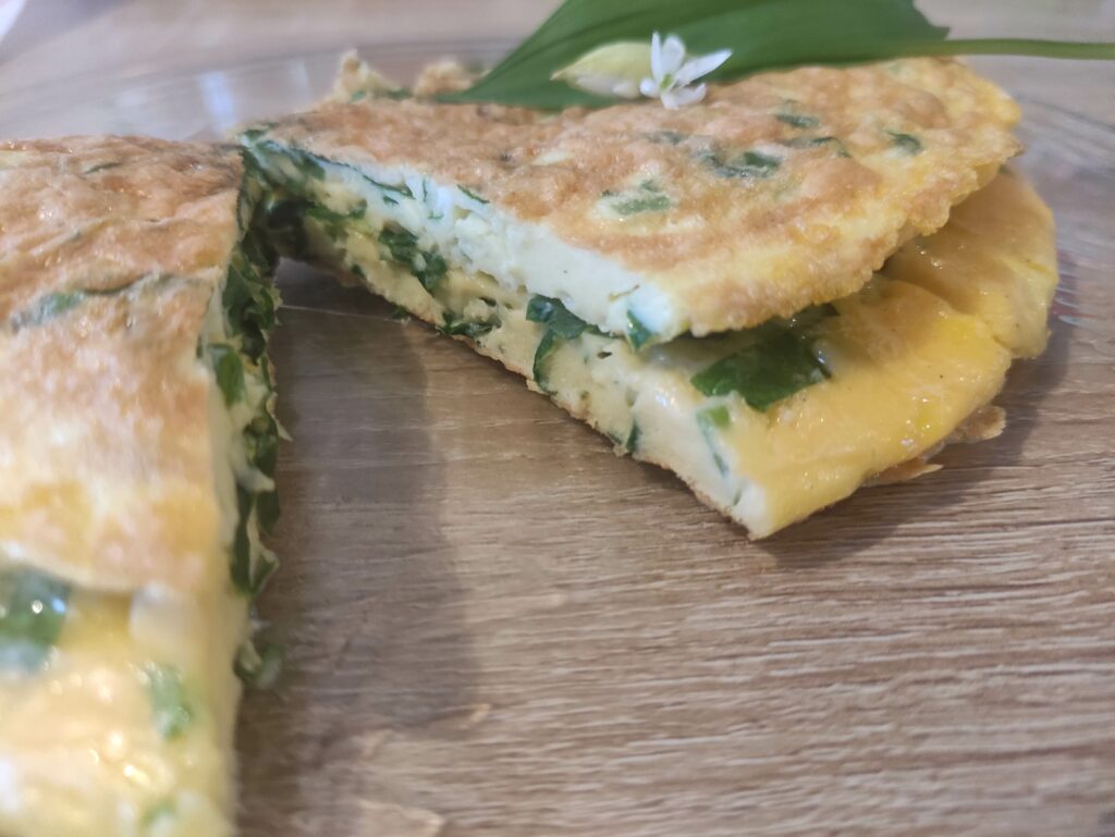 suggestion de présentation omelette à l'ail des ours